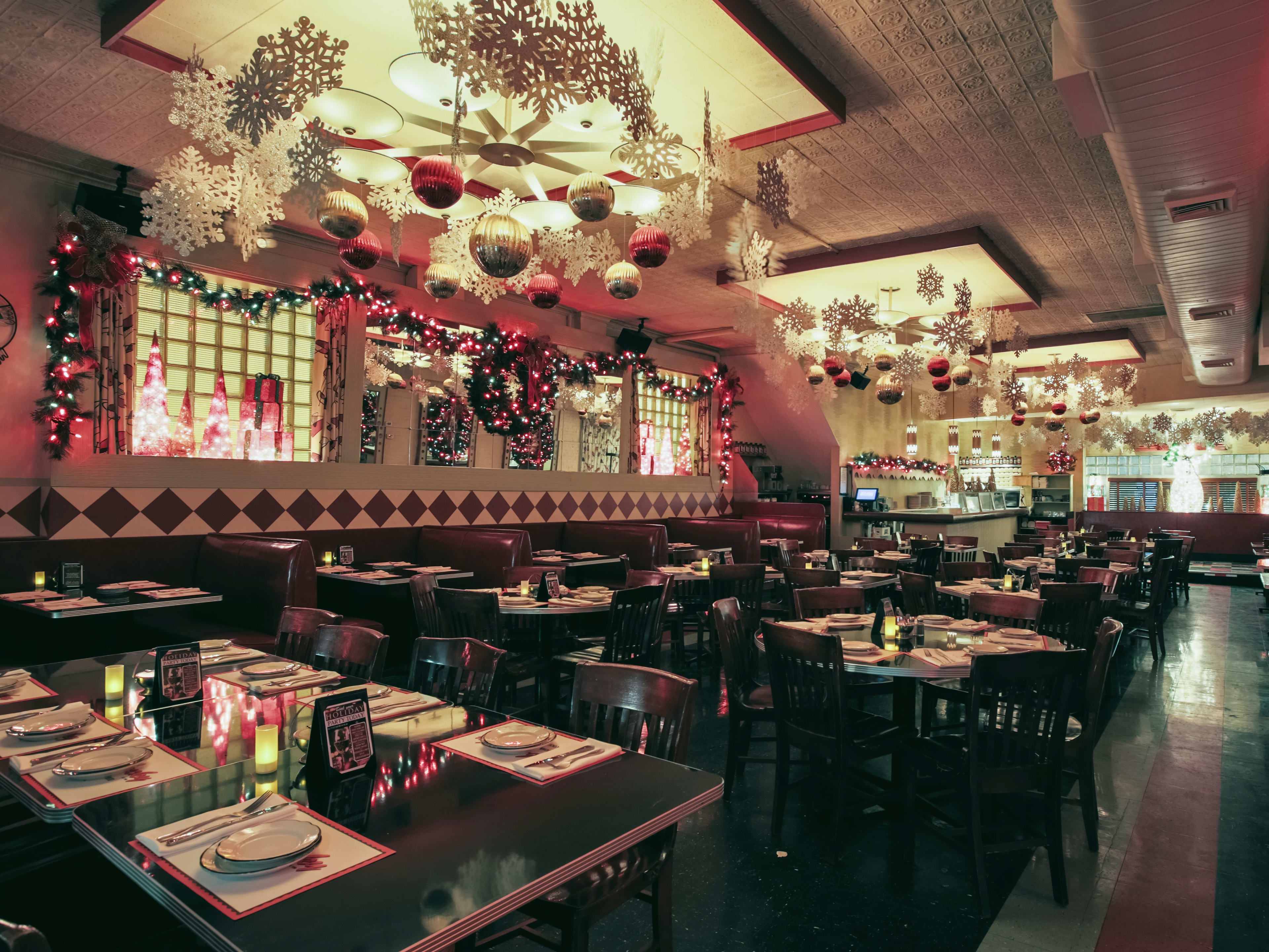 5 Chicago Restaurants Where You Can Pretend You're In A Holiday Movie 