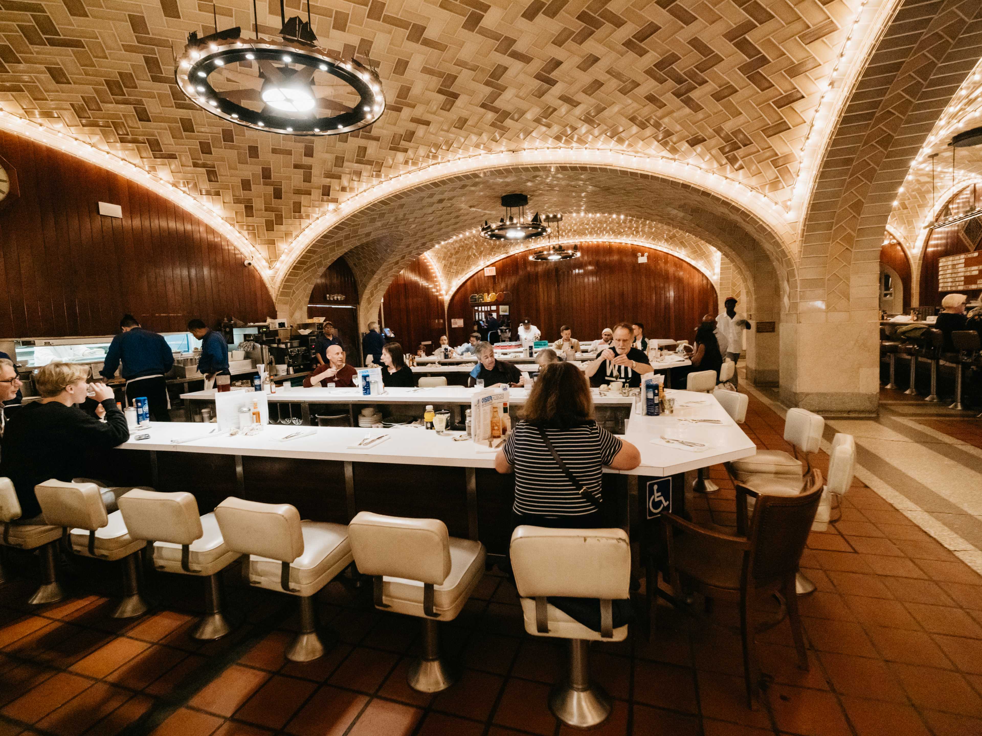 The interior of Grand Central Oyster Bar.