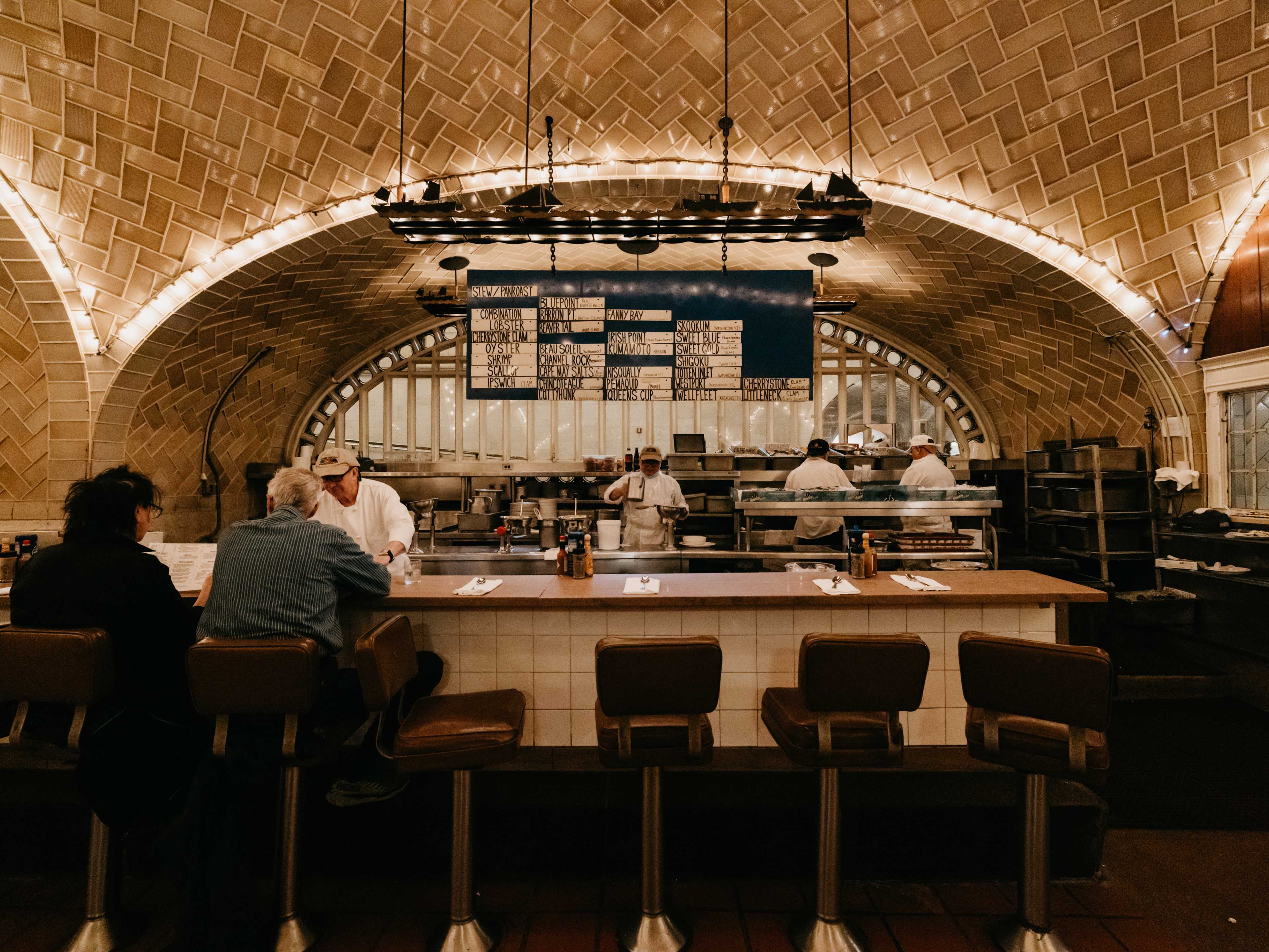 The interior of Grand Central Oyster Bar.