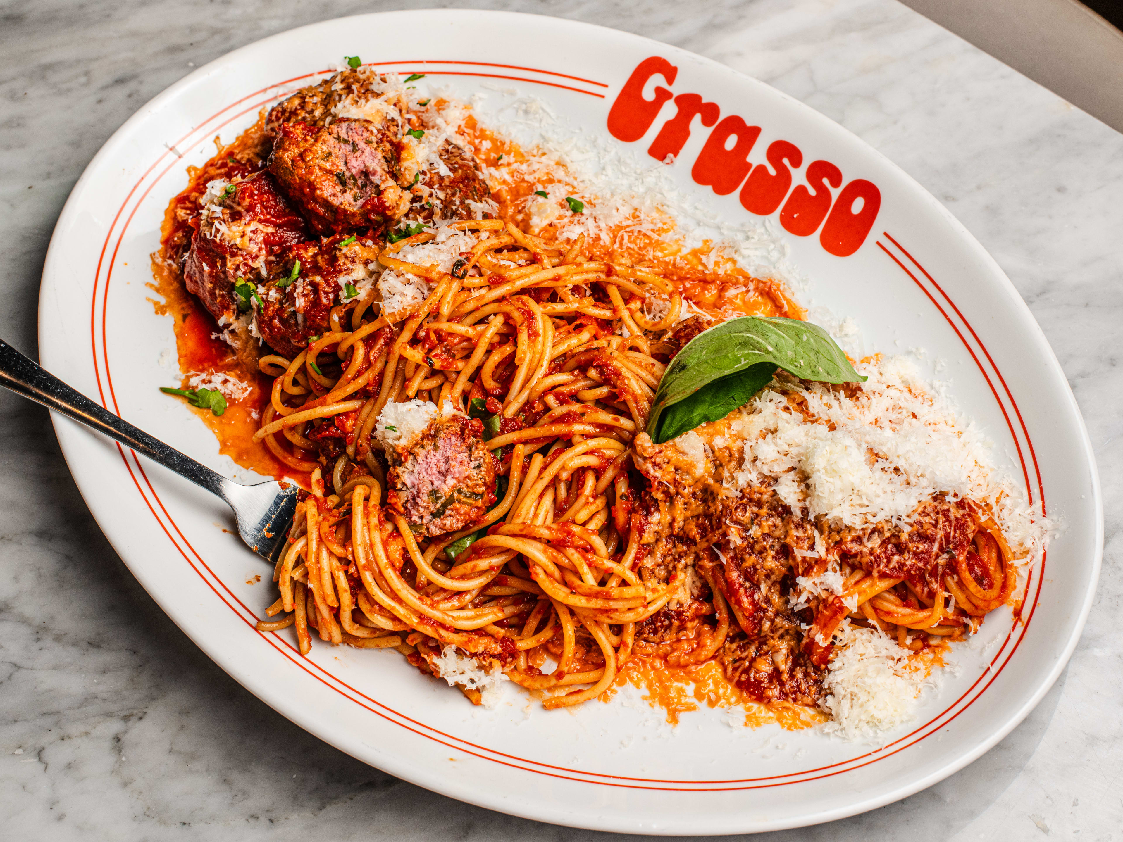 A plate of spaghetti and meatballs.