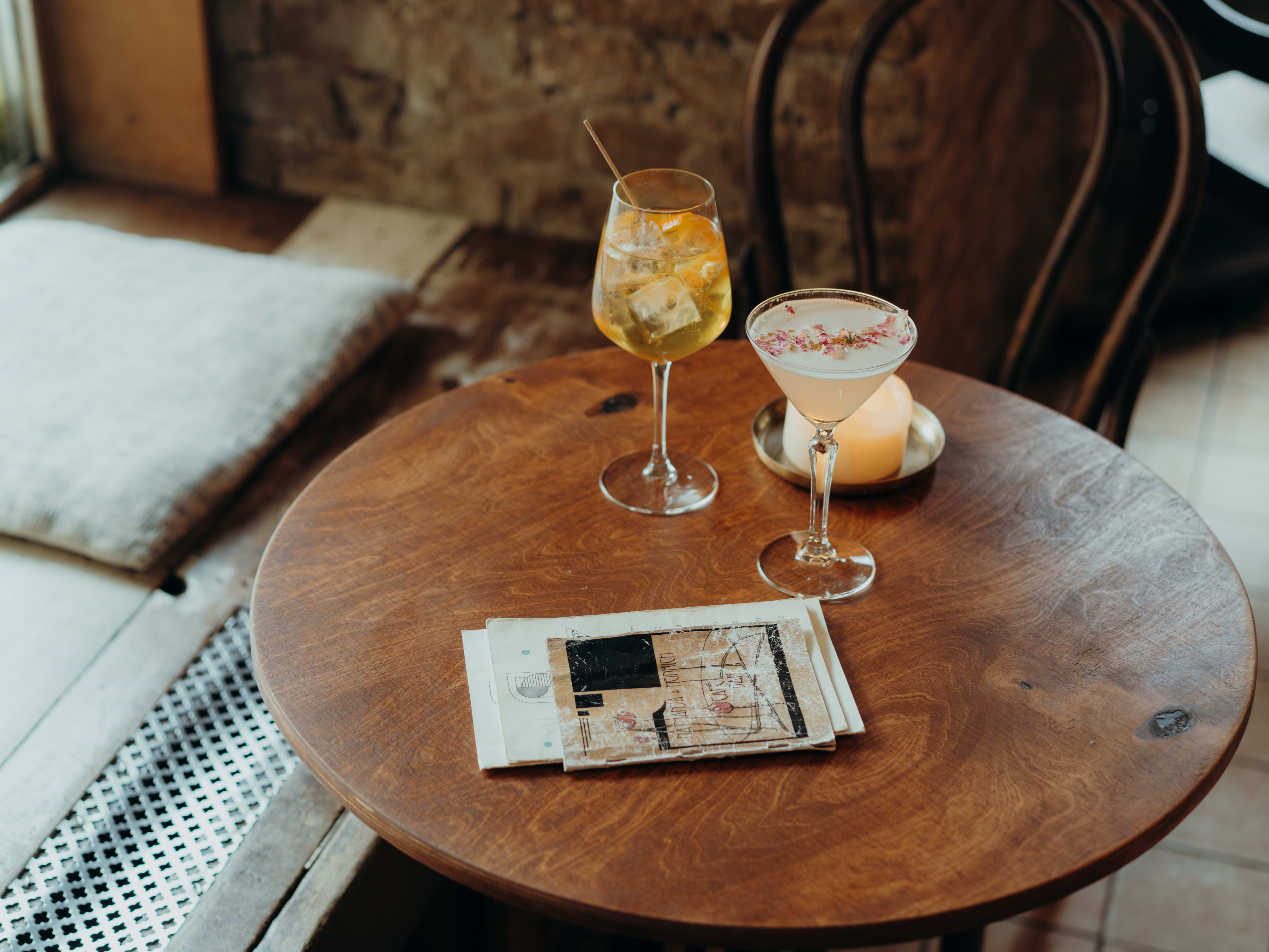 Pair of cocktails on wooden table at Nathanja & Heinrich