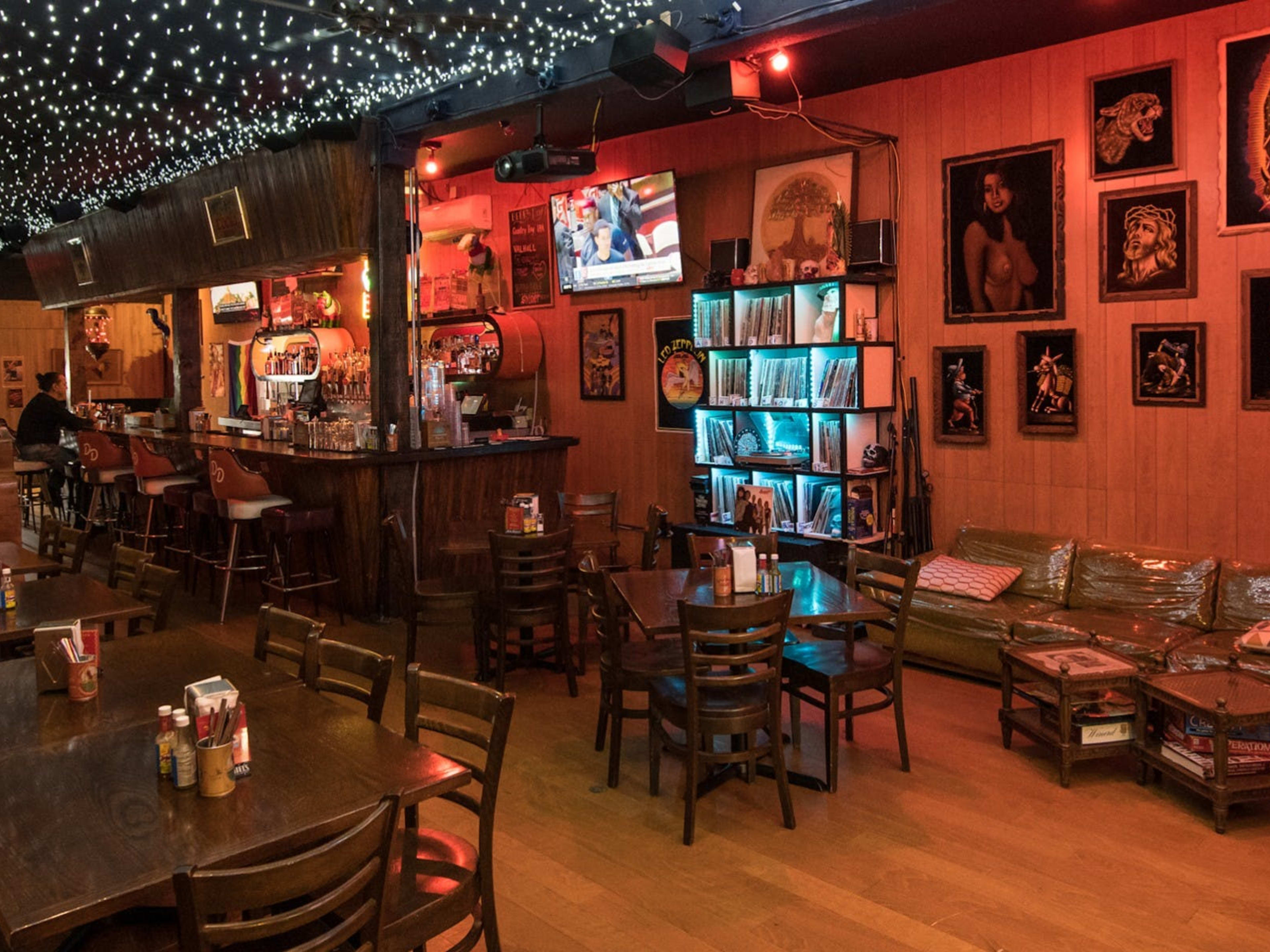 11 Dive Bars With Great Food image