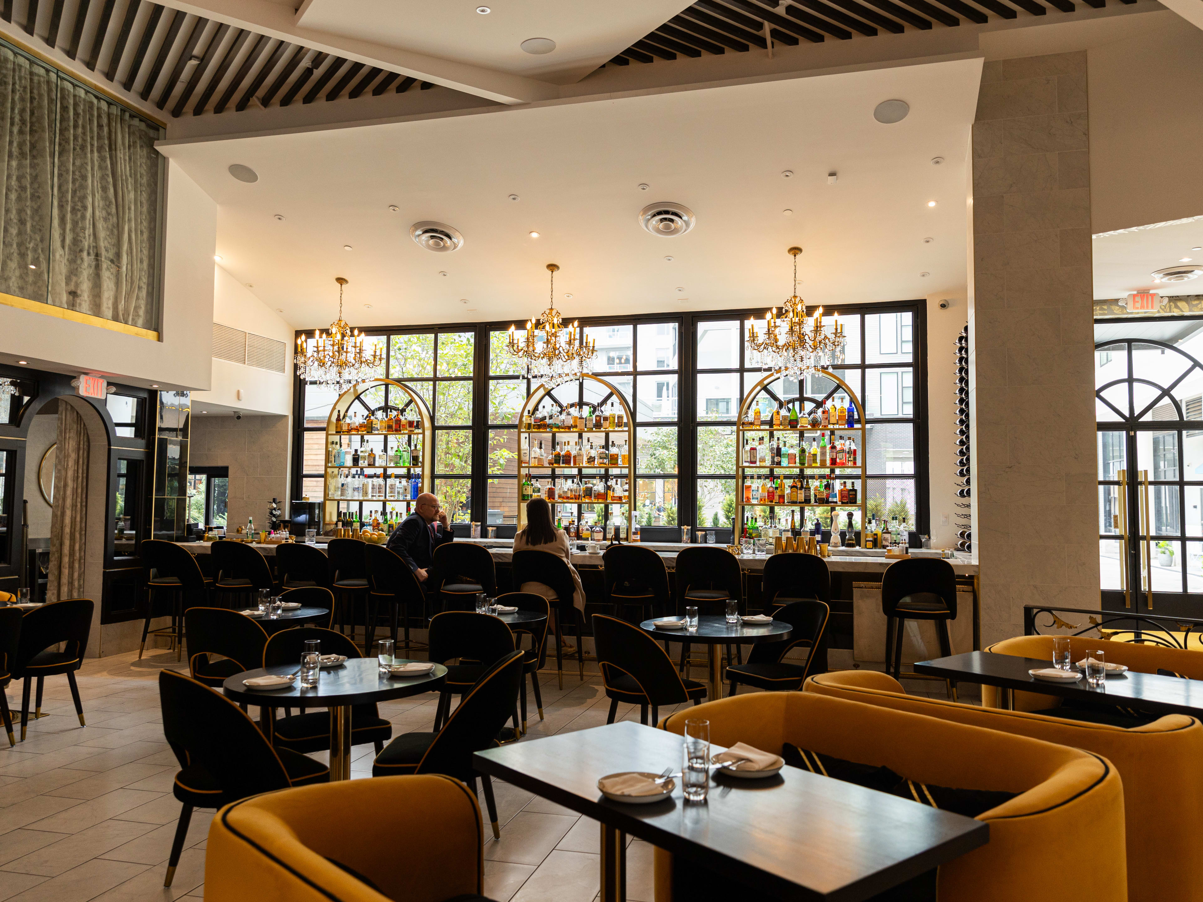 Zakia greets groups with good Lebanese plates and grand decor - Review