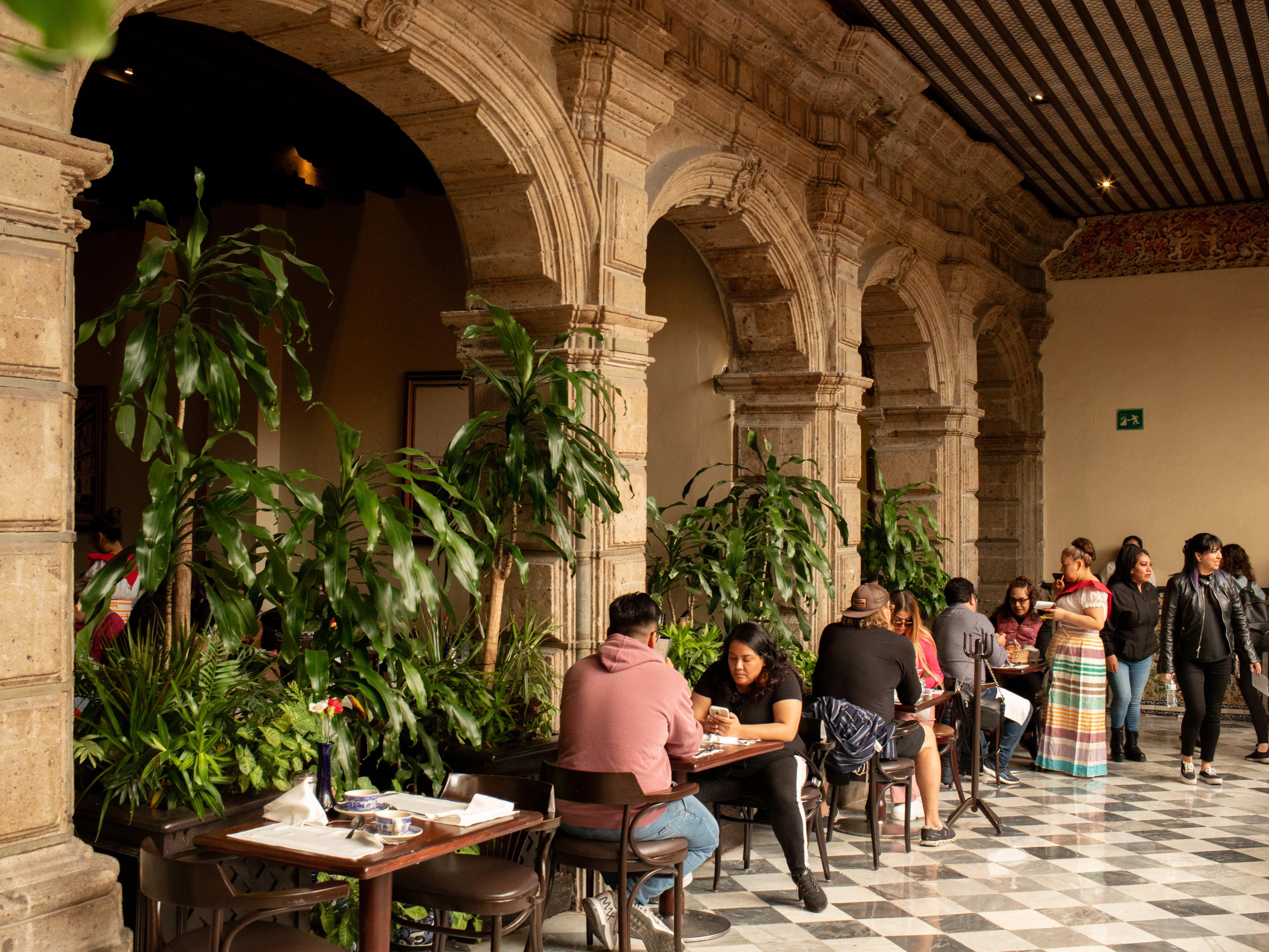 The interior courtyard of the restaurant inside Sanborns de los Azulejos