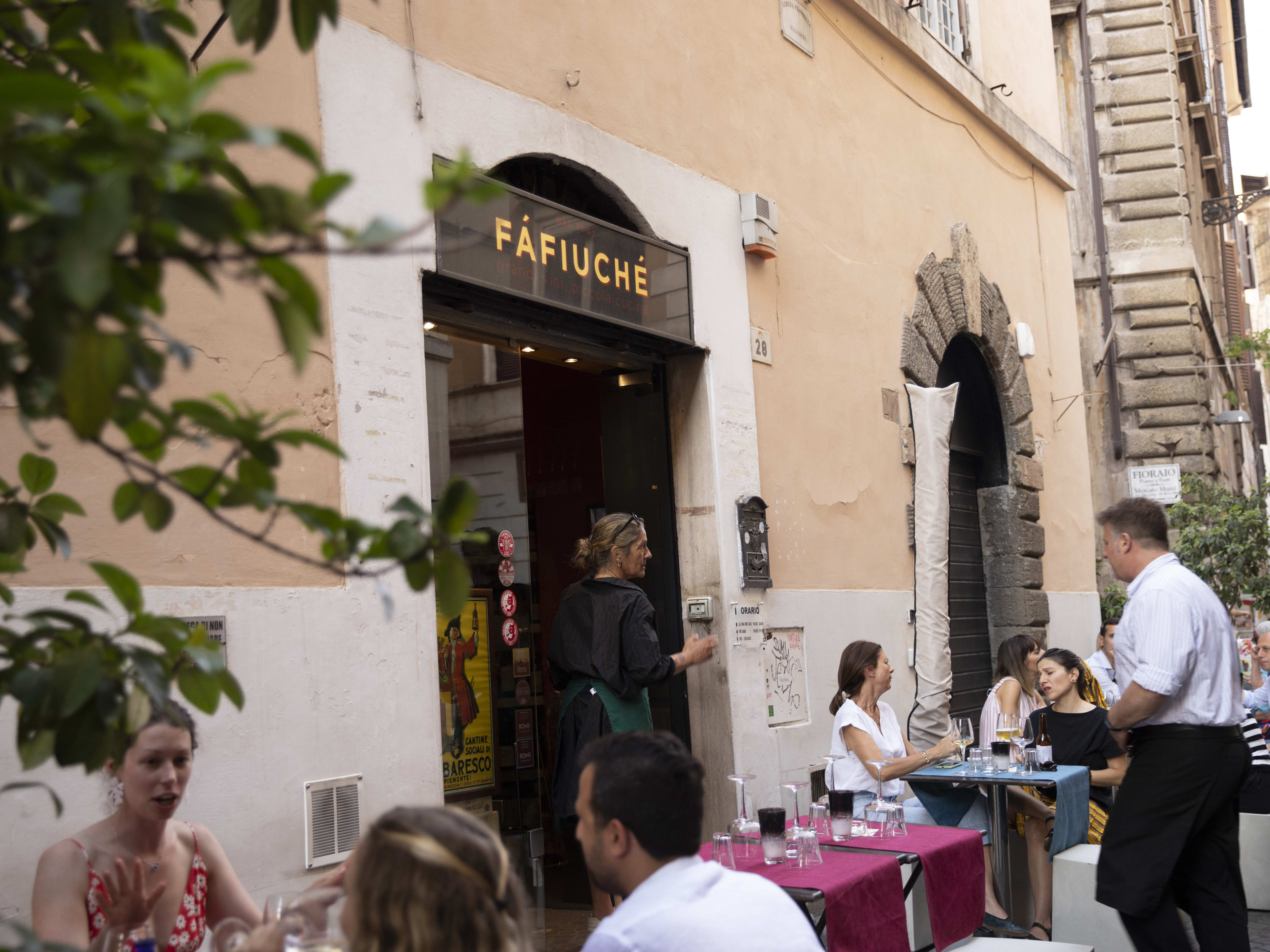 Exterior entrance of Fafiuchè during busy lunch service