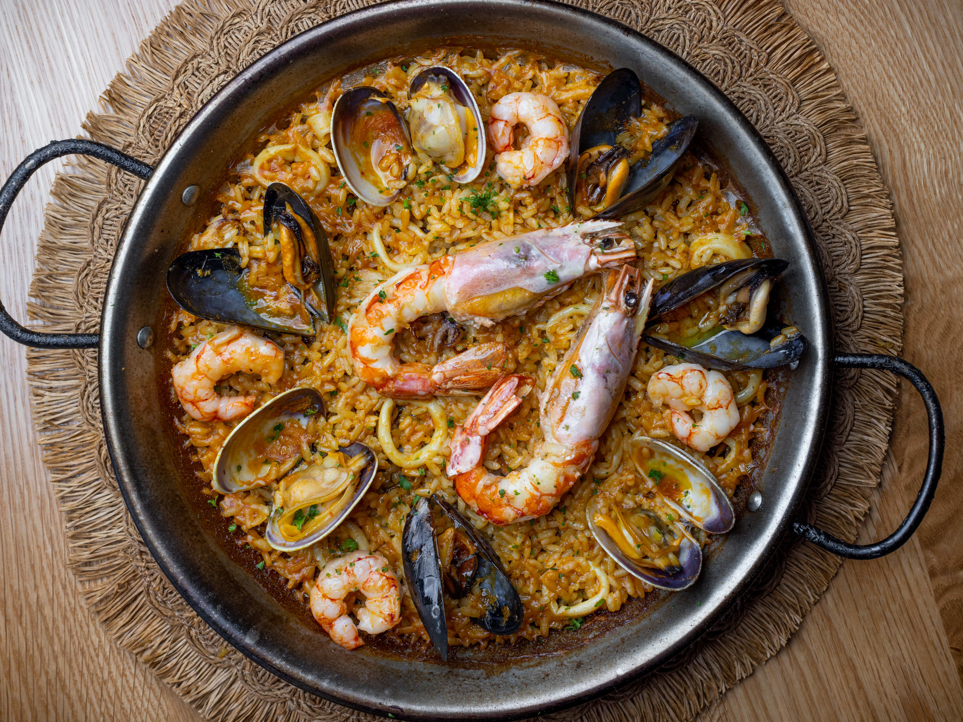 Dos Besos paella