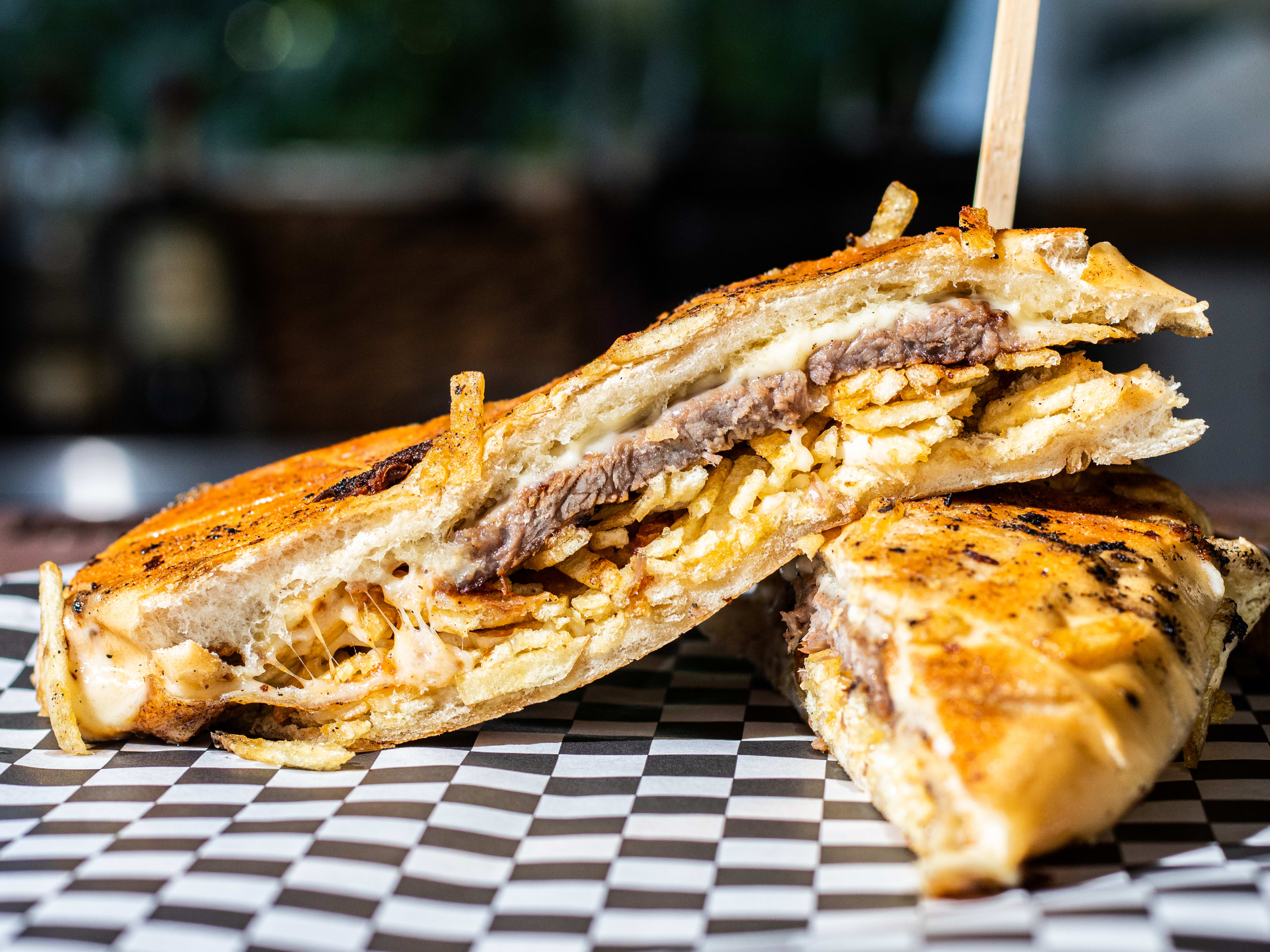 A pan con bistec cut in half.