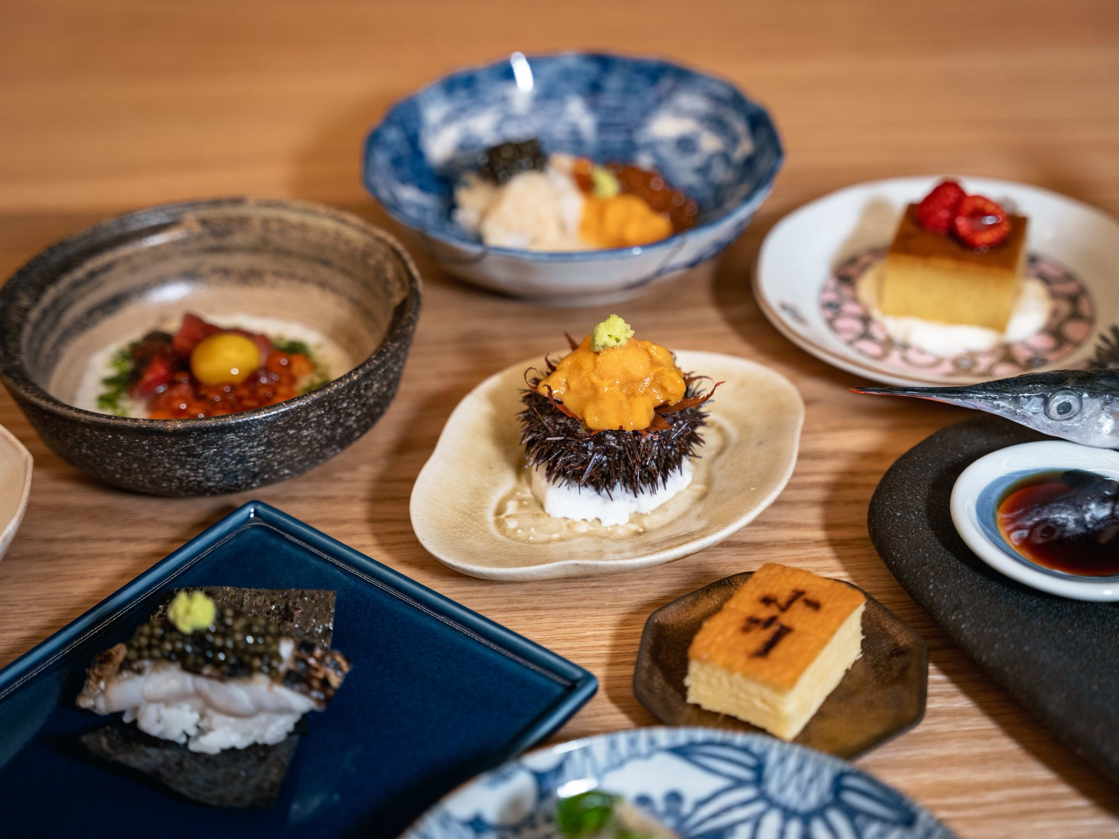 A spread of sushi, with uni in the center.