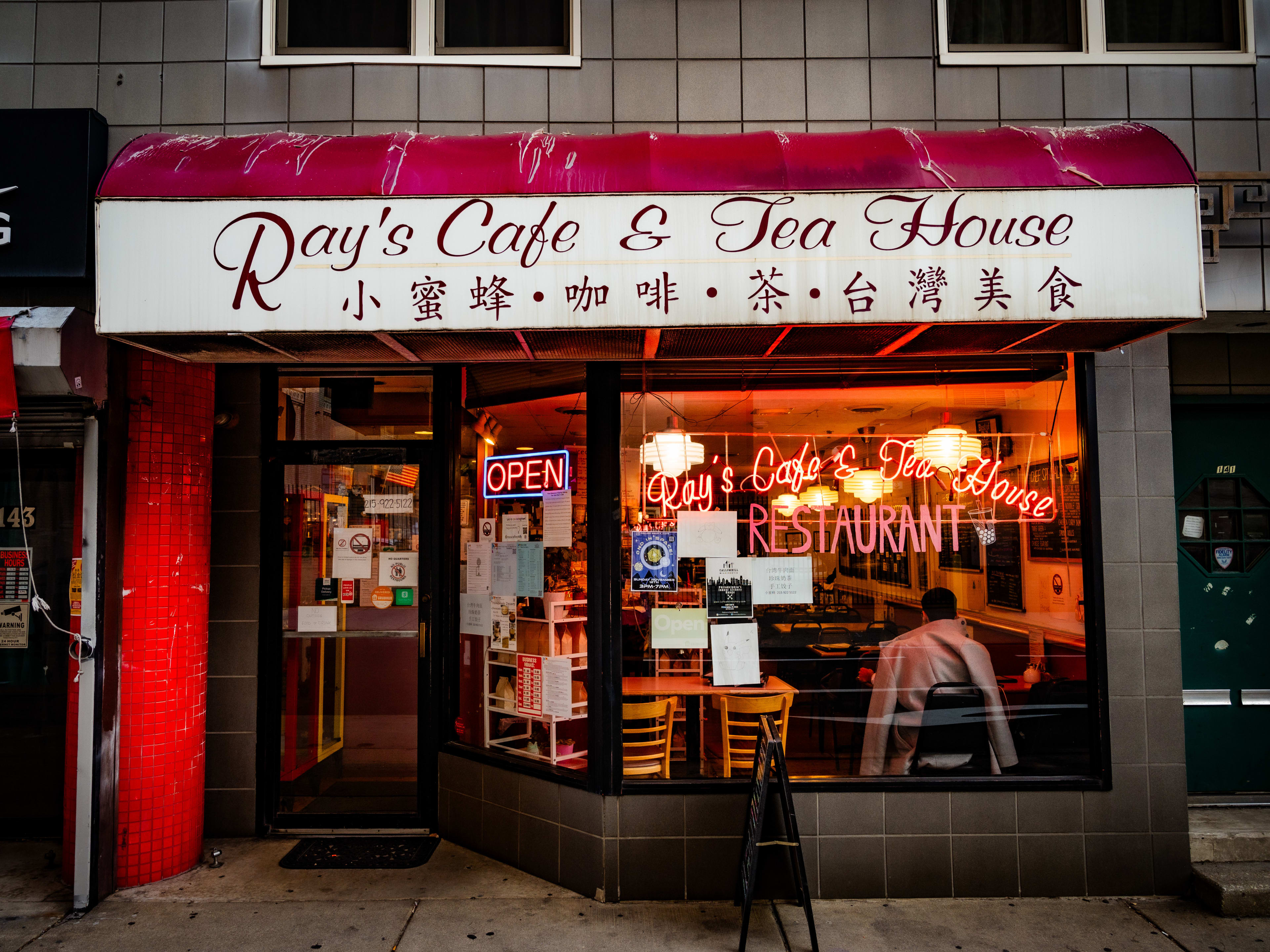 This is a picture of Ray's Cafe & Tea House's exterior.