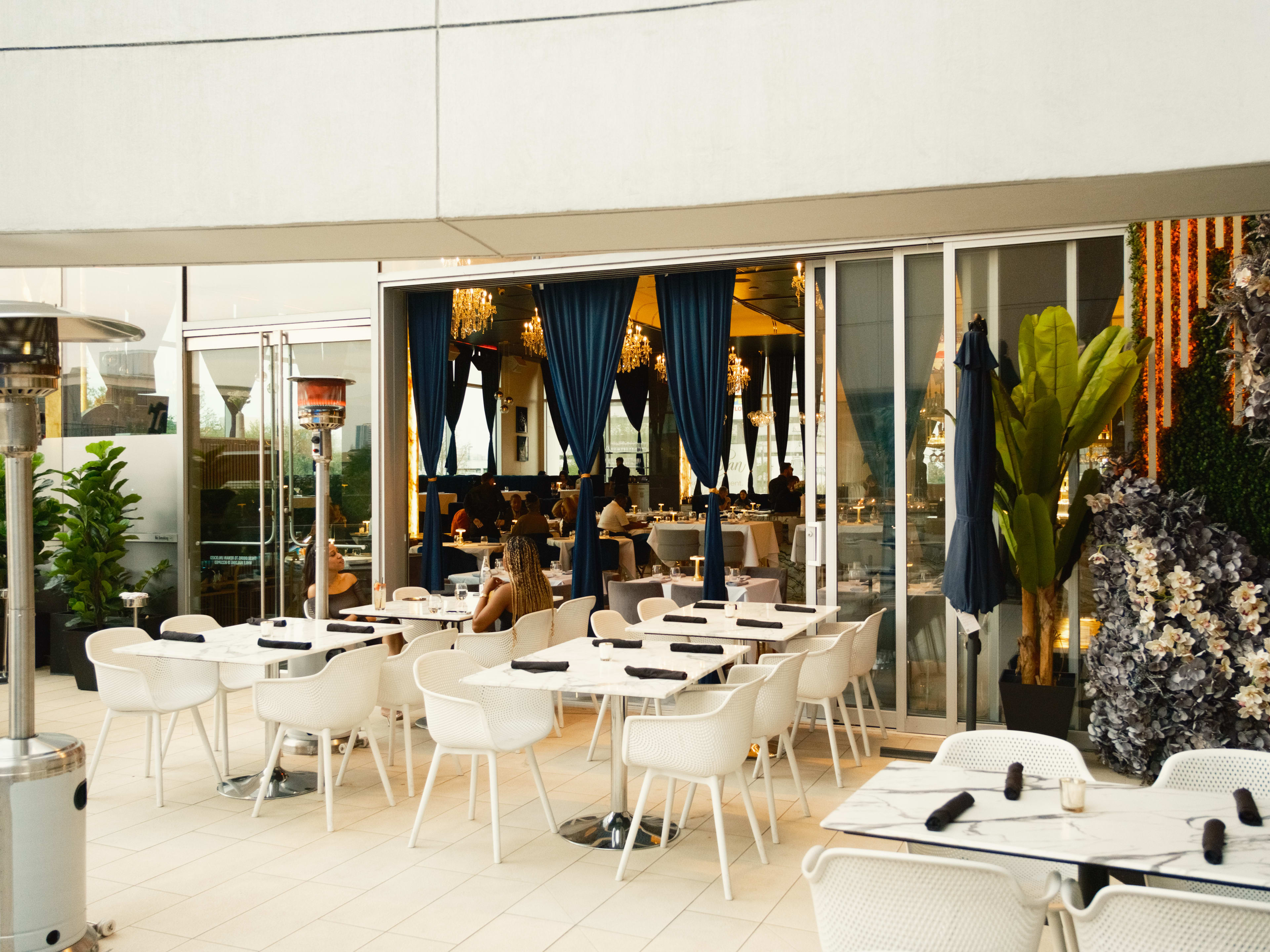 The white and blue accented patio at Se7en.