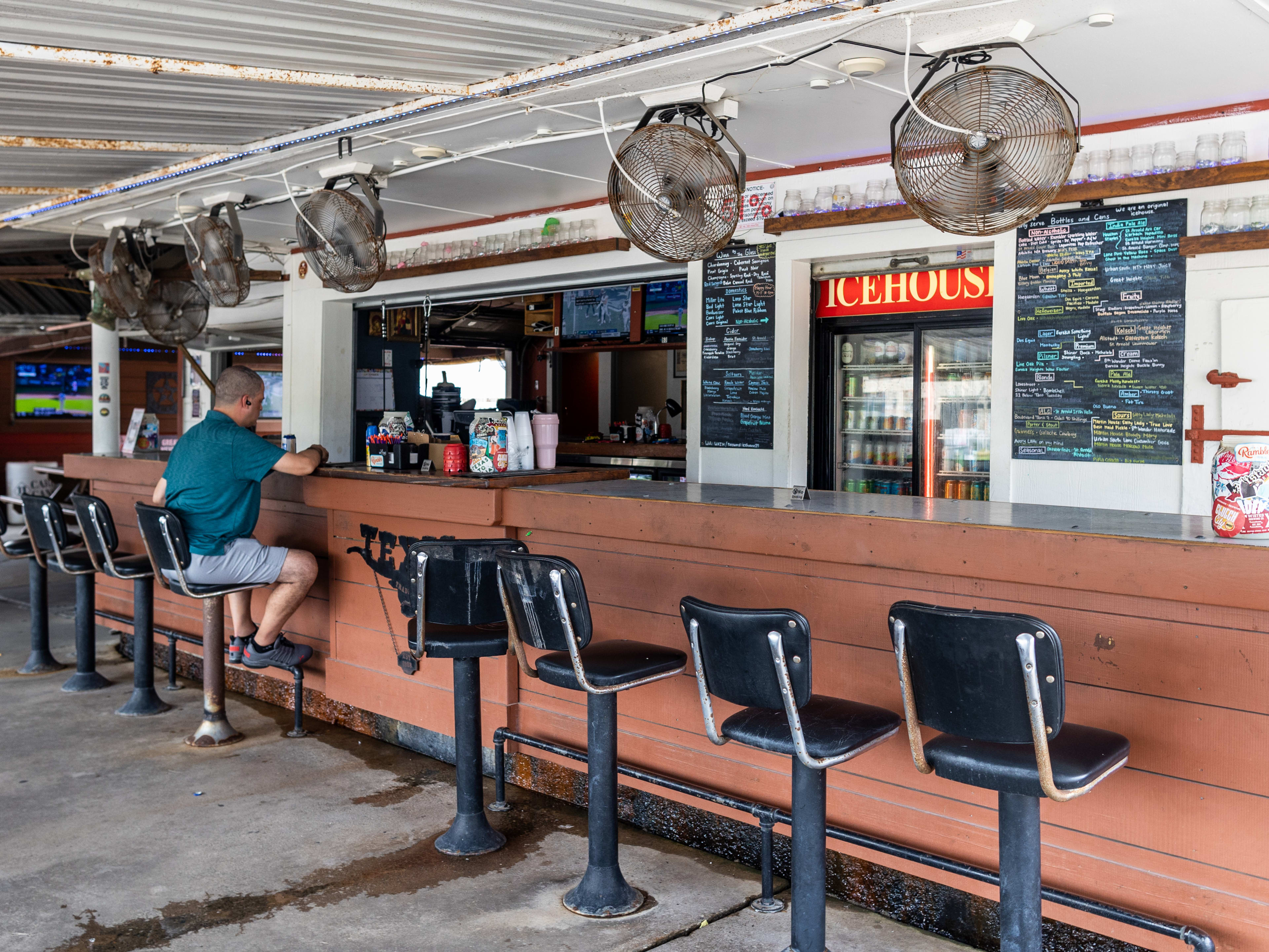 The bar on the patio at West Alabama Ice House.