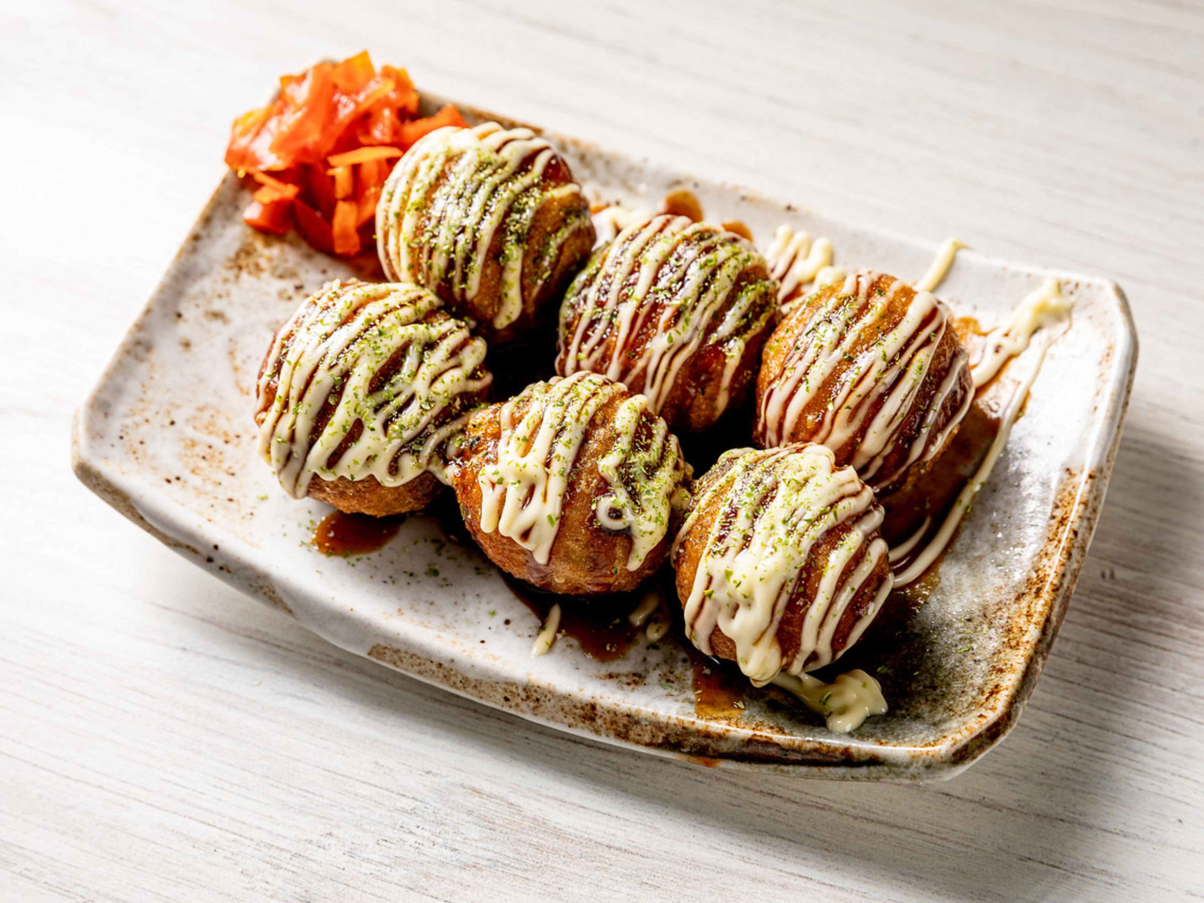 6 takoyaki, with mayo and sauce