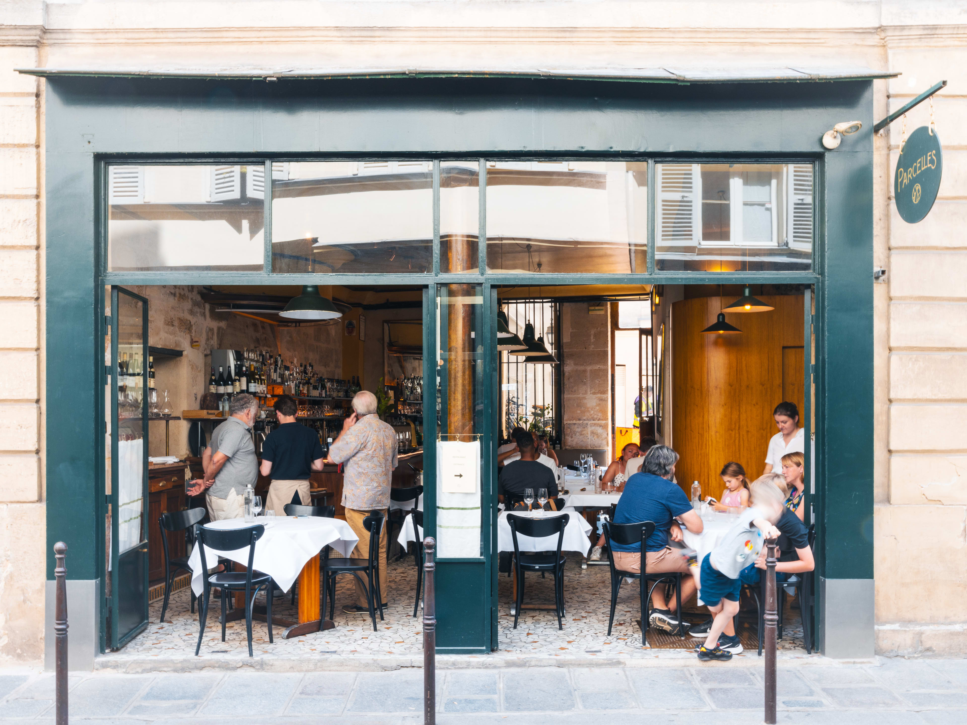 Open-air green facade during lunch service at Parcelles