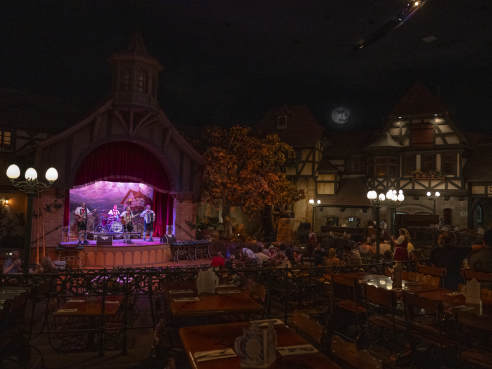 Biergarten Restaurant by Carlos Amoedo