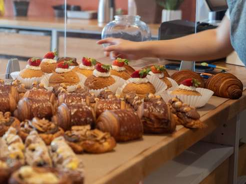 Fat Peach Bakery by Augustine Esterhammer-Fic
