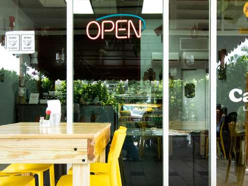 Café Bea by Cleveland Jennings