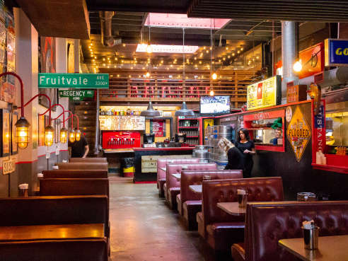 Garaje by Mary Lagier