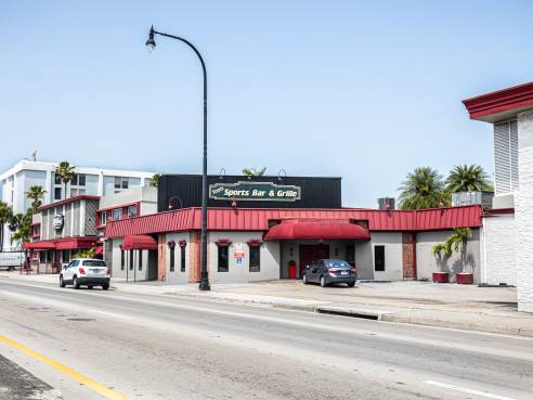 Old Tom's Sports Bar Miami Springs by Cleveland Jennings / @eatthecanvasllc