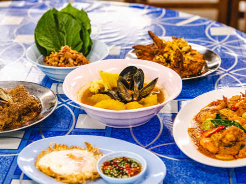 Plaza Khao Gaeng by Aleksandra Boruch