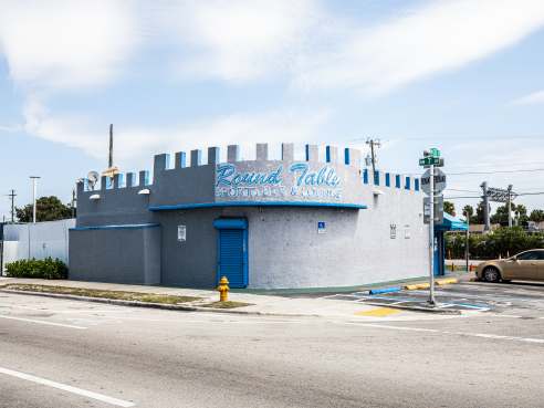 Round Table Sportsbar & Lounge by Cleveland Jennings / @eatthecanvasllc