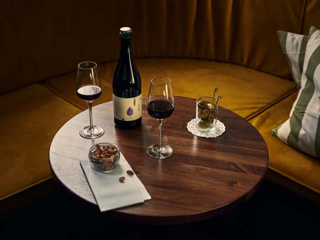 henny's by Bennie Curnow