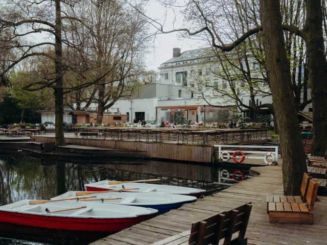 Café am Neuen See by Florian Kroll