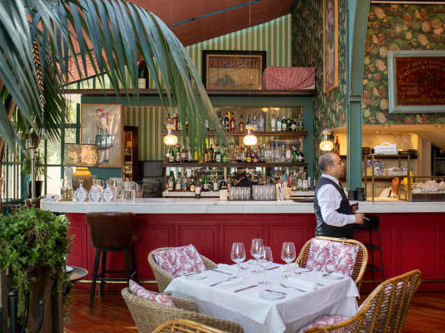 La Taberna del León by Andrew Reiner