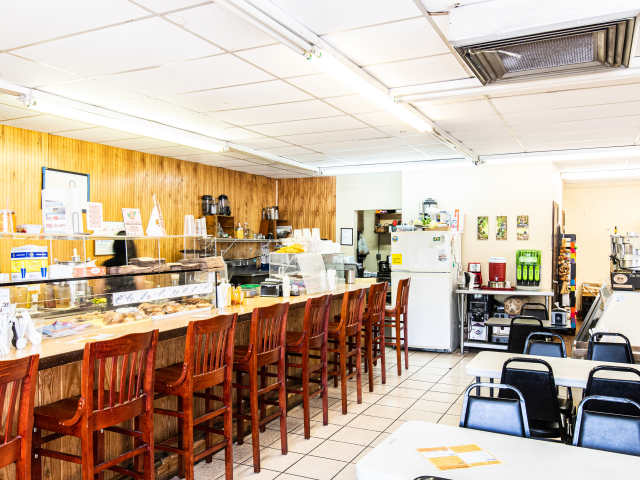 Beehive Cafe & Juice Bar by Cleveland Jennings / @eatthecanvasllc