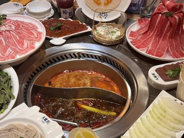 大龙燚火锅 Da Long Yi Hot Pot by Angela Hui