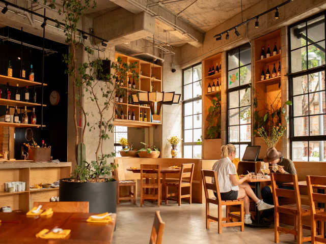 Makan by Andrew Reiner