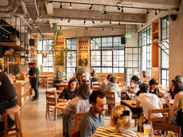 Makan by Andrew Reiner