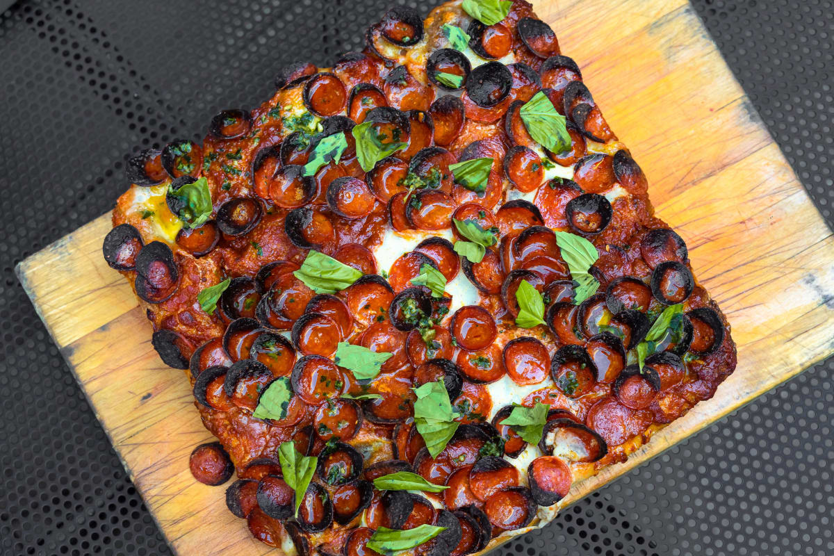 Pizza Friendly Pizza Review Ukrainian Village Chicago The Infatuation
