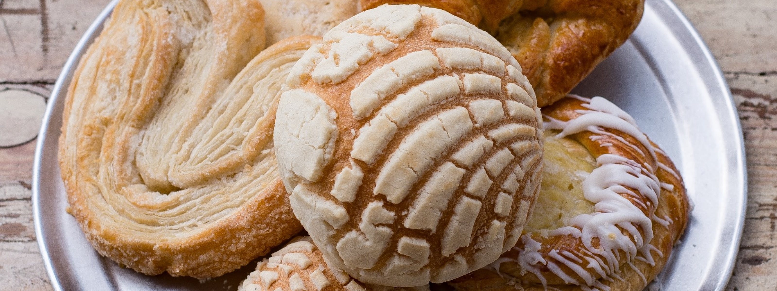 https://res.cloudinary.com/the-infatuation/image/upload/q_auto,f_auto/cms/guides/best-panaderias-pan-dulce-bakeries-los-angeles/banners/1630608223.0620842