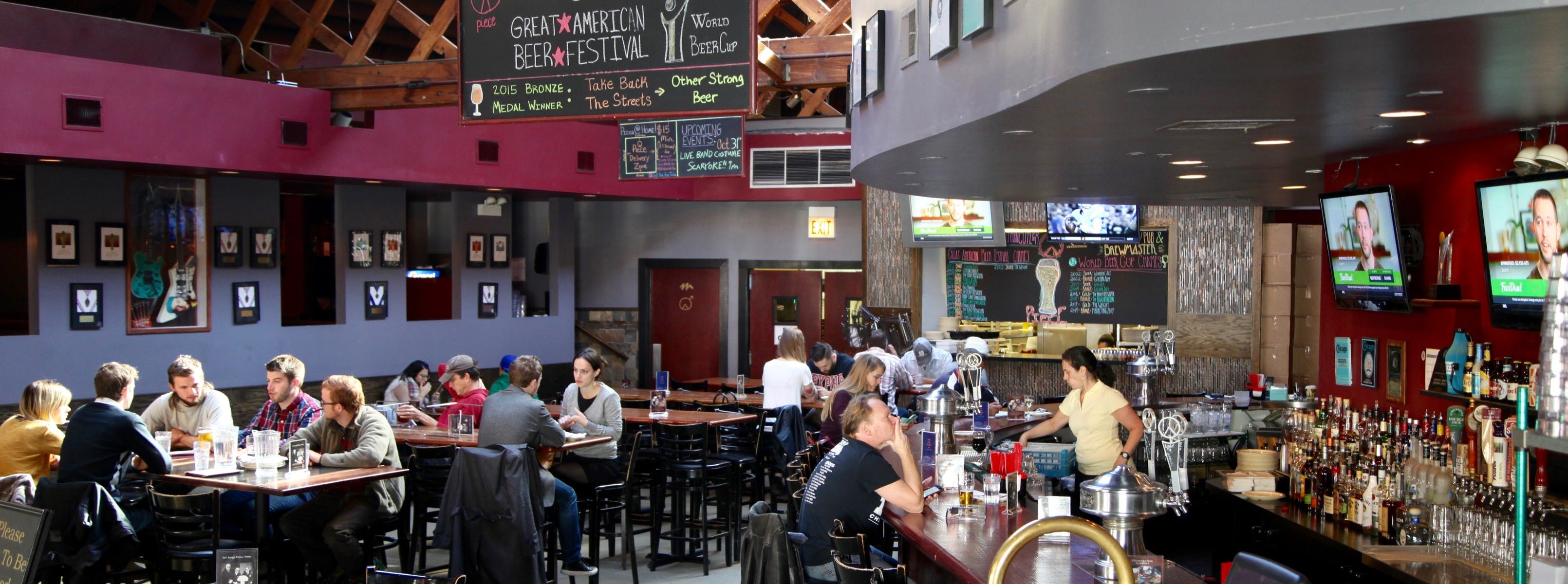 Great Chicago Sports Bars to Watch Football and Other Games