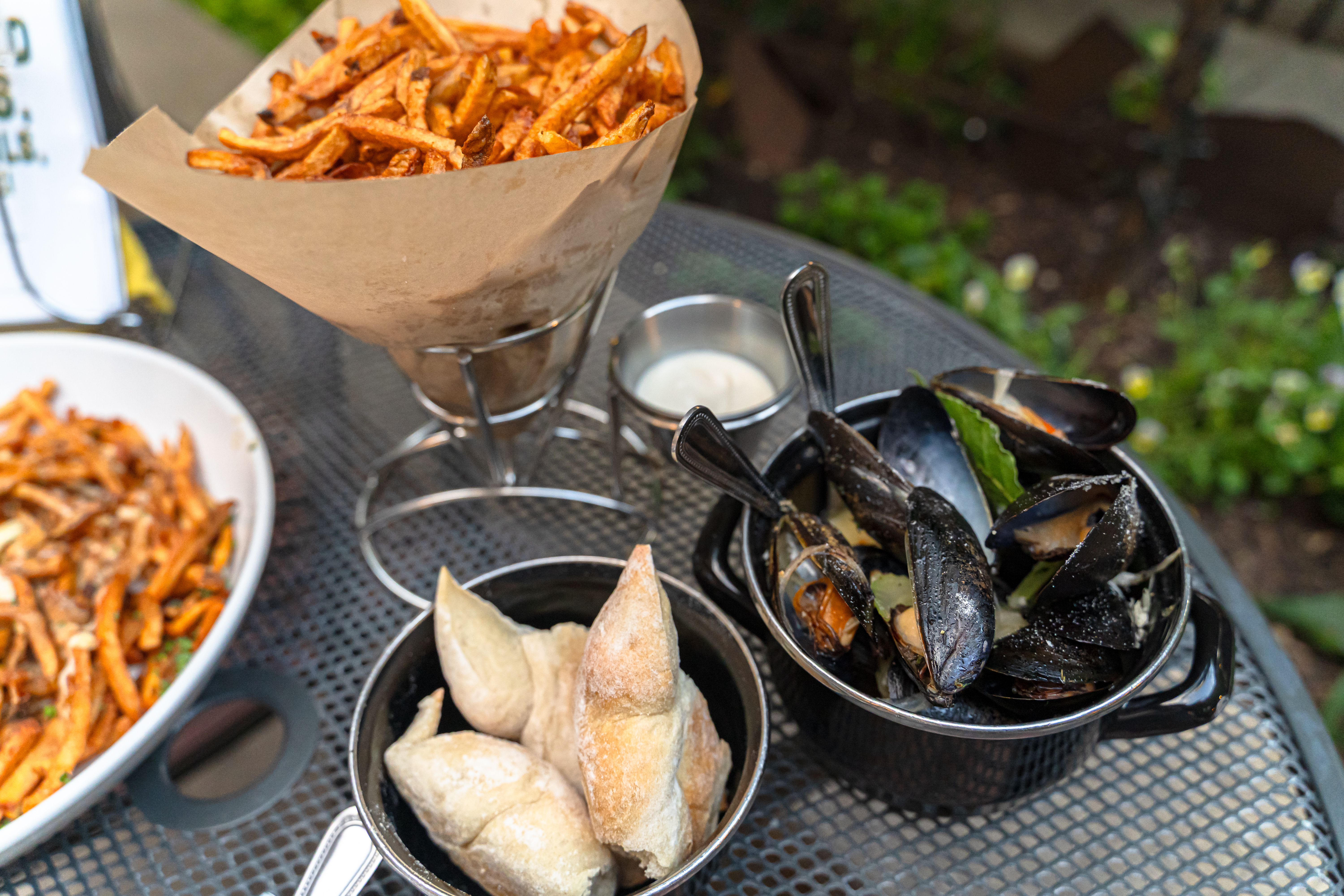 https://res.cloudinary.com/the-infatuation/image/upload/v1752679117/images/Hopleaf_Mussels_KimKovacik_Chicago_09_gvqswo.jpg