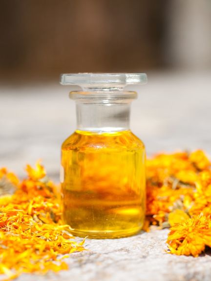 Máme 3 extrakční činidla - alkohol, vodu a olej.