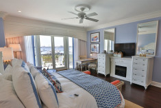 Harbor Deluxe Room at Charleston Harbor Resort & Marina