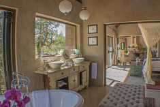 Honeymoon Suite at The River Lodge at Thornybush