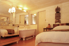 The Superior Rom: Safari Suite at Colona Castle