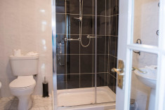 Double-Standard-Ensuite with Shower-Courtyard at Carrygerry Country House