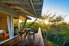 King Suite Bed Jungle View at Mikado Natural Lodge