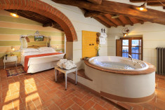 Suite with view and Jacuzzi  at Le Lappe Relais