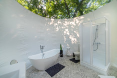 Bubble tent at Nomad Hotel & Glamping