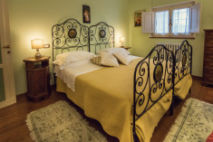 del Perugino charming villa-apartment with 2  full bathrooms and  Jacuzzi at Villa Nuba Charming Villa-Apartments