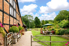 The Barn - Sleeps 5 at Hop Pickers Rural Retreats