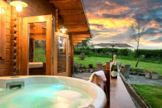 The Cabin - Sleeps 4 at Hop Pickers Rural Retreats