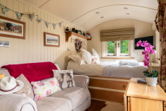 The Hideaway - Sleeps 2 at Hop Pickers Rural Retreats