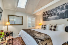 Calistoga Room at Calistoga Wine Way Inn