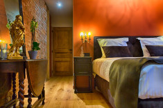 Guido Gezelle room with private patio at B&B Royal Swans