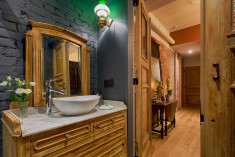 Guido Gezelle room with private patio at B&B Royal Swans